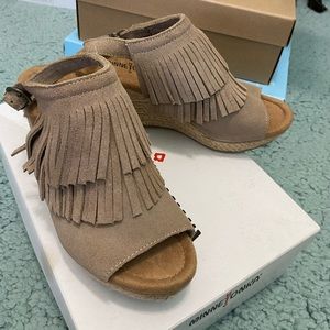 Like new in box Minnetonka taupe suede fringe espadrille wedge size 7